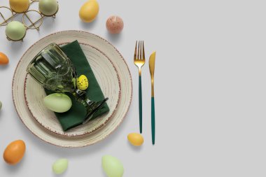 Gri arka planda Paskalya yumurtaları olan güzel bir masa.