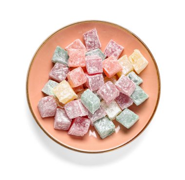 Beyaz arka planda Türk Lokumu olan bir tabak. Ramazan kutlaması