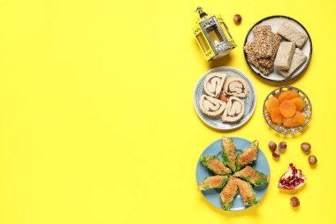 Sarı arka planda tatlı baklava ve Türk lokumu. Ramazan kutlaması