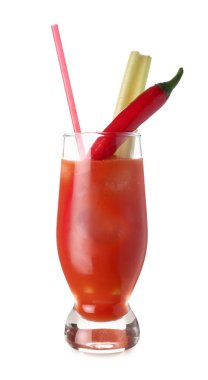 Beyaz arka planda kereviz ve kırmızı biberli Bloody Mary kokteyli.
