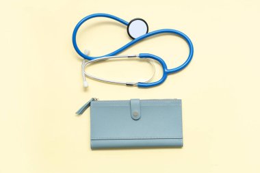 Bej arka planda steteskoplu cüzdan