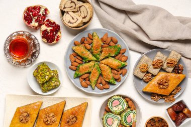 Farklı doğu yemekleri ve arka planda bir fincan çay ile kompozisyon. Ramazan kutlaması