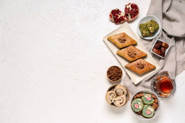 Lezzetli doğu yemekleri ve hafif arka planda bir fincan çay ile kompozisyon. Ramazan kutlaması