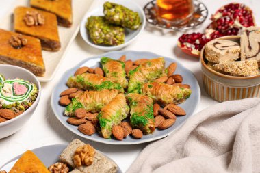 Işık masasında farklı doğu yemekleri olan tabaklar. Ramazan kutlaması