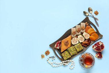 Lezzetli Doğu tatlıları, renkli çay ve tasbih karışımı. Ramazan kutlaması