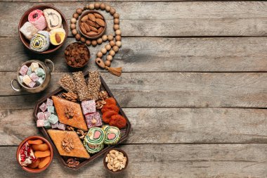 Lezzetli doğu yemekleri ve ahşap arka planda tasbih içeren kompozisyon. Ramazan kutlaması