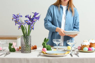 Paskalya kutlaması için mutfakta masa servisi yapan bir kadın. Yakın çekim.