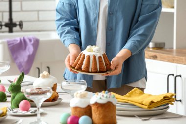 Paskalya kutlaması için paskalya pastasını mutfakta hazırlayan kadın. Yakın çekim.