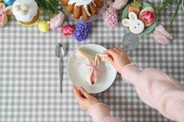 Paskalya kutlaması için kadın eli dekorasyon masası. Üst görünüm