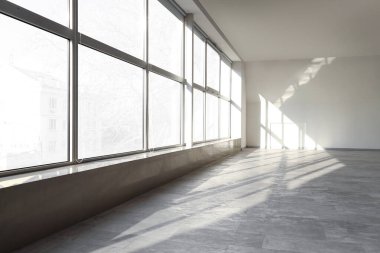 Geniş pencereli büyük boş odanın görüntüsü