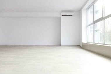 Büyük boş odadaki büyük pencerenin görüntüsü