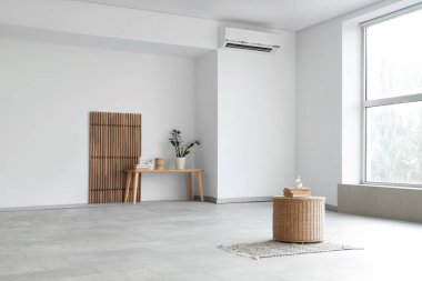 Büyük odada, ışık duvarının yanında bank ve katlanır ekran olan sepet.