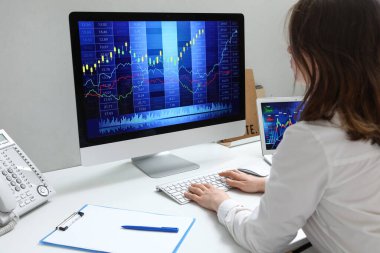 Ofiste bilgisayarla çalışan bir kadın tüccar.