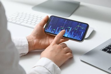 Ofiste cep telefonuyla çalışan kadın tüccar, yakın plan.