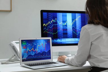 Ofiste bilgisayarla çalışan bir kadın tüccar.