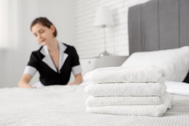 Otel odasında oda hizmetçisine karşı temiz havlular, yakın çekim.