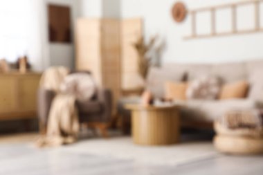 Koltuğu, koltuğu ve katlanır perdesi olan şık bir oturma odası.