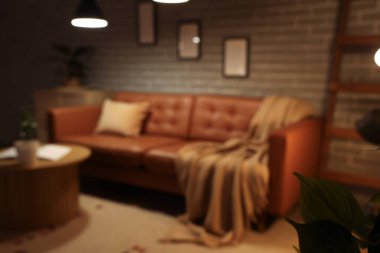 Kanepesi, sehpası ve parlak lambaları olan modern oturma odasının içinde. Bulanık görünüm