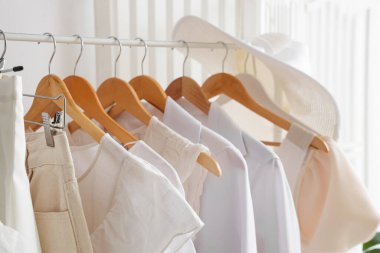 Butikte şık kadın kıyafetleriyle dizilin, yakın plan.