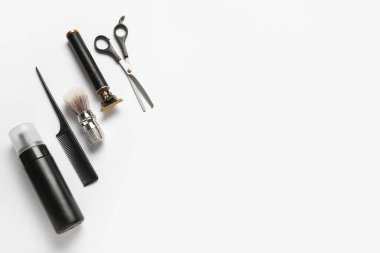 Erkek tıraş aksesuar beyaz arka plan üzerinde kümesi