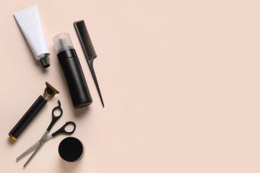 Bej arka planda erkek traş aksesuarları.