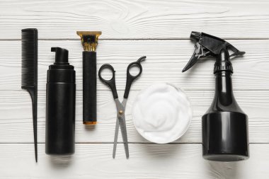 Modern budayıcı ve erkek tıraş aksesuarları beyaz ahşap arka planda