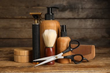 Ahşap arka planda modern budayıcı ile tıraş aksesuarları