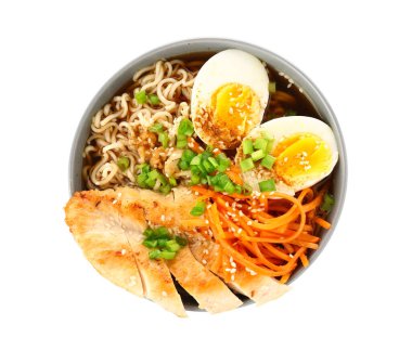 Tavuklu erişte çorbası ve beyaz arka planda Kore havuç salatası.