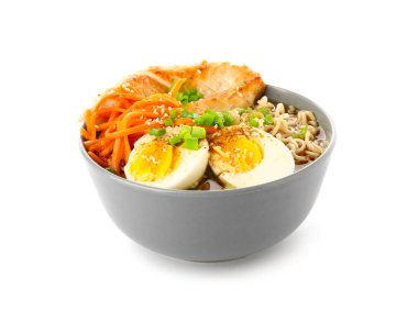 Tavuklu erişte çorbası ve beyaz arka planda Kore havuç salatası.