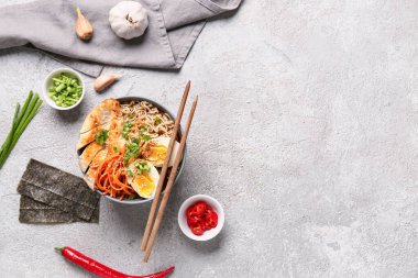 Tavuklu erişte çorbası ve beyaz arka planda Kore havuç salatası.