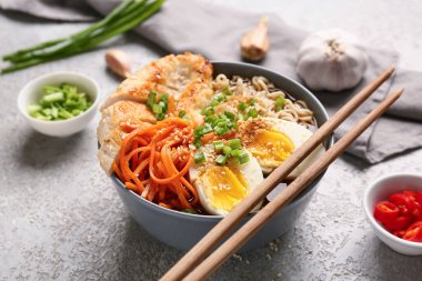 Tavuklu erişte çorbası ve beyaz arka planda Kore havuç salatası, yakın plan.