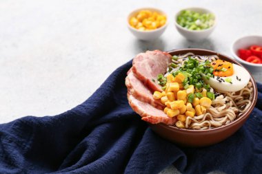 Bir kase erişte çorbası ve beyaz arka planda konserve mısır tohumu. Yakın plan.