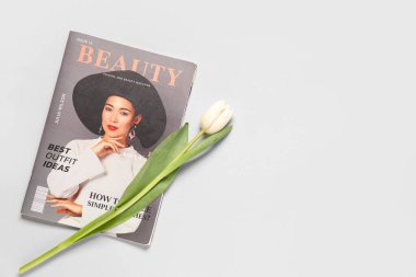 Beyaz arkaplanlı lale dergisi