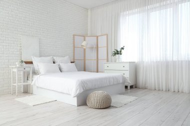 Perdesi, klozeti ve katlanır ekranı olan aydınlık yatak odasının içi