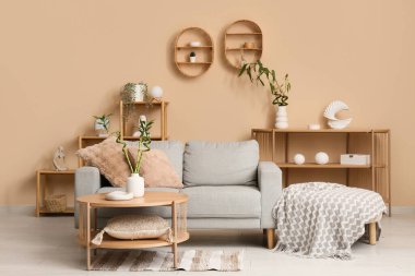 Rahat kanepe ve bambu saplı oturma odasının şık bir iç mekanı.