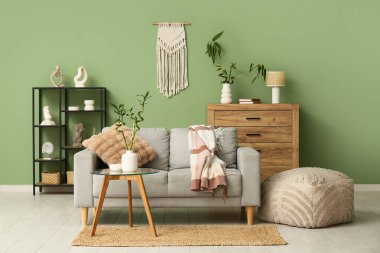 Rahat kanepe, puf ve bambu saplı modern oturma odasının şık bir iç mekanı.