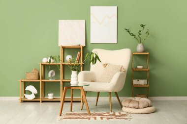 Modern oturma odasının içinde şık koltuklar, ahşap raf üniteleri ve bambu sapları var.