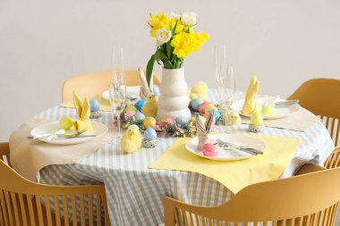 Paskalya sofrasında laleler ve piliçler var.