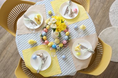 Paskalya sofrasında laleler, yumurtalar ve civcivler var.