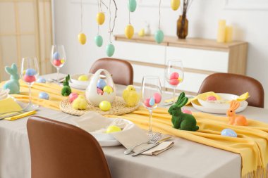 Paskalya yumurtaları, civcivler ve tavşanlarla dolu masa.
