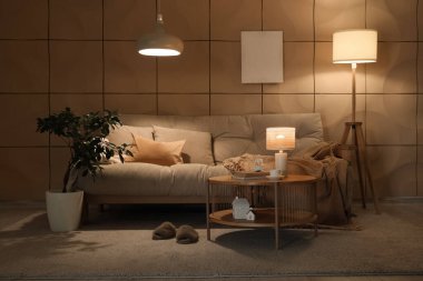 Kanepe, masa ve gece lambasıyla oturma odasının içinde.