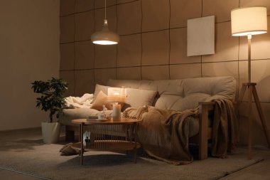 Kanepe, masa ve gece lambasıyla oturma odasının içinde.