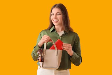 Çantasındaki sarı çantalı genç kadın.