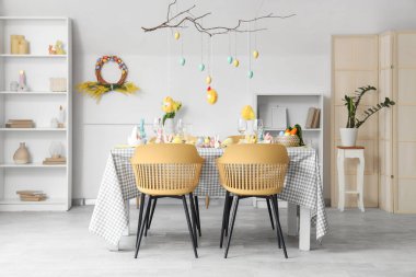 Paskalya kutlaması için sofra kurulmuş yemek odasının içi.