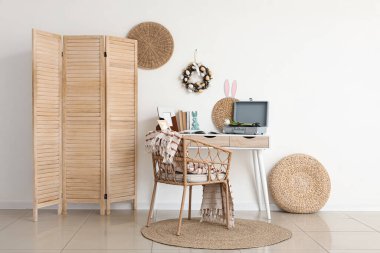 Paskalya için dekore edilmiş ofis içi iş yeri ve katlama ekranı