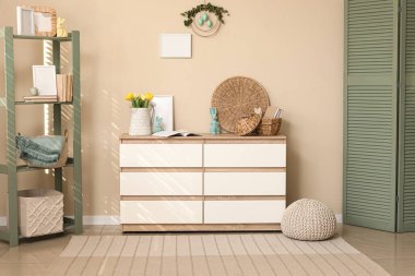 Paskalya için dekore edilmiş oturma odasının içinde tuvalet ve raf ünitesi var.