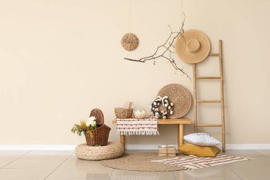 Paskalya için dekore edilmiş odanın içi ahşap bank, merdiven ve ağaç dallarıyla süslenmiş.