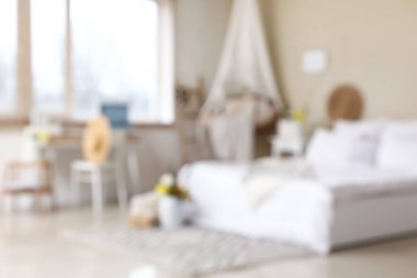 Paskalya için sarkık sandalye, merdiven ve işyeri ile dekore edilmiş yatak odasının bulanık görüntüsü