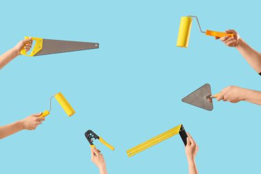 Mavi arkaplanda inşaat araçları olan birçok elden yapılmış çerçeve