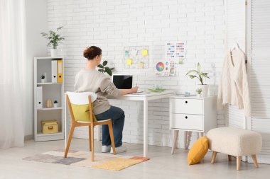 Ofiste çalışan kadın tasarımcı, arka plan